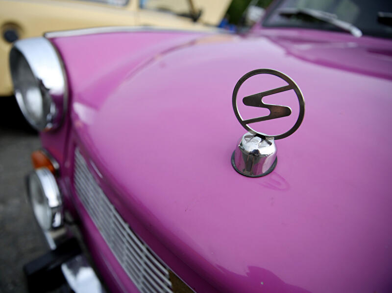 Sachsenring-Symbol auf der Motorhaube eines Trabant