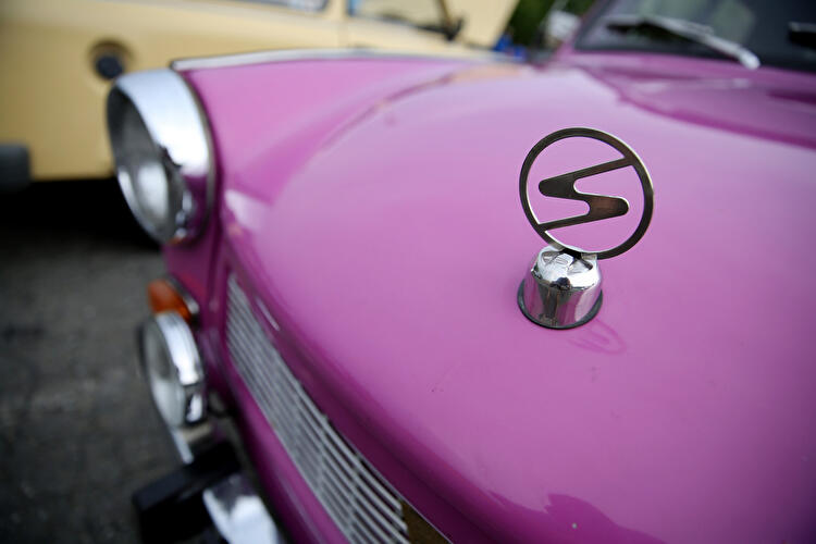Sachsenring-Symbol auf der Motorhaube eines Trabant