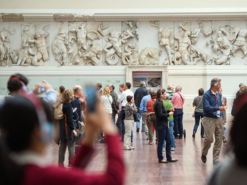 Besucher:innen im Altarsaal im Berliner Pergamonmuseum