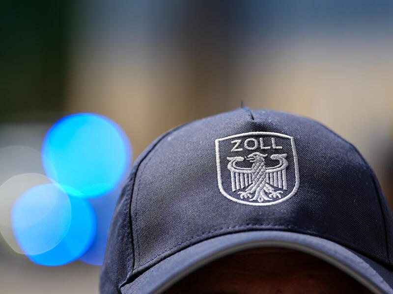 Eine Kappe mit Logo vom Zoll