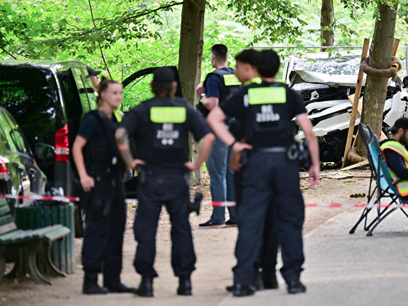 Auto rast in Menschenmenge - CSD abgebrochen