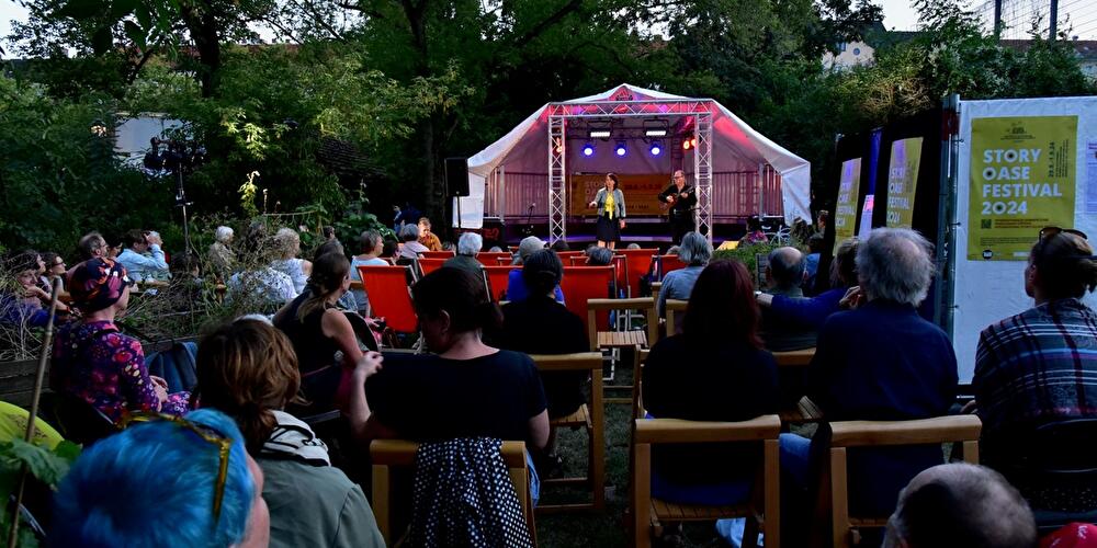 Besucher:innen beim Story Oase Festival