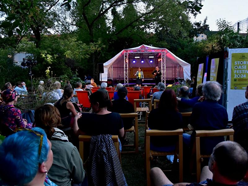 Besucher:innen beim Story Oase Festival