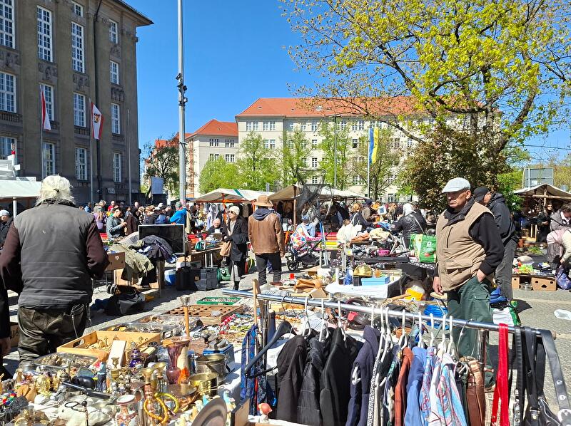 Flohmarkt am Rathaus Schöneberg