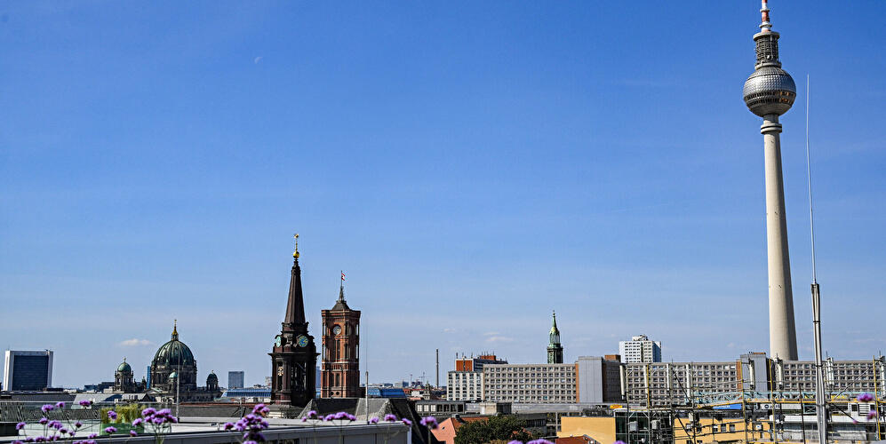 Blick auf den Berliner Alexanderplatz mit dem Dom, Parochialkirche, dem Roten Rathaus, der Marienkirche und dem Fernsehturm.
