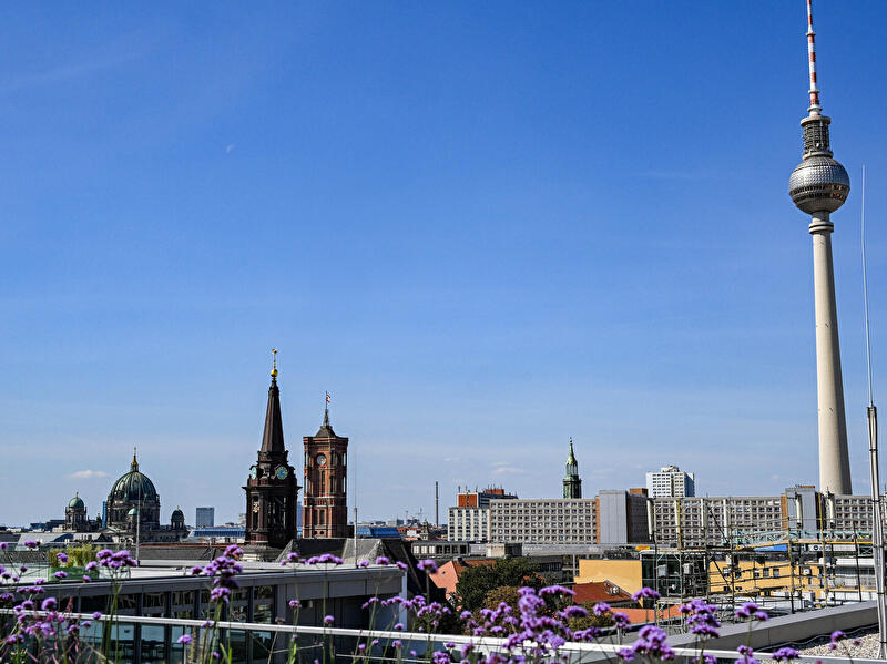 Blick auf den Berliner Alexanderplatz mit dem Dom, Parochialkirche, dem Roten Rathaus, der Marienkirche und dem Fernsehturm.