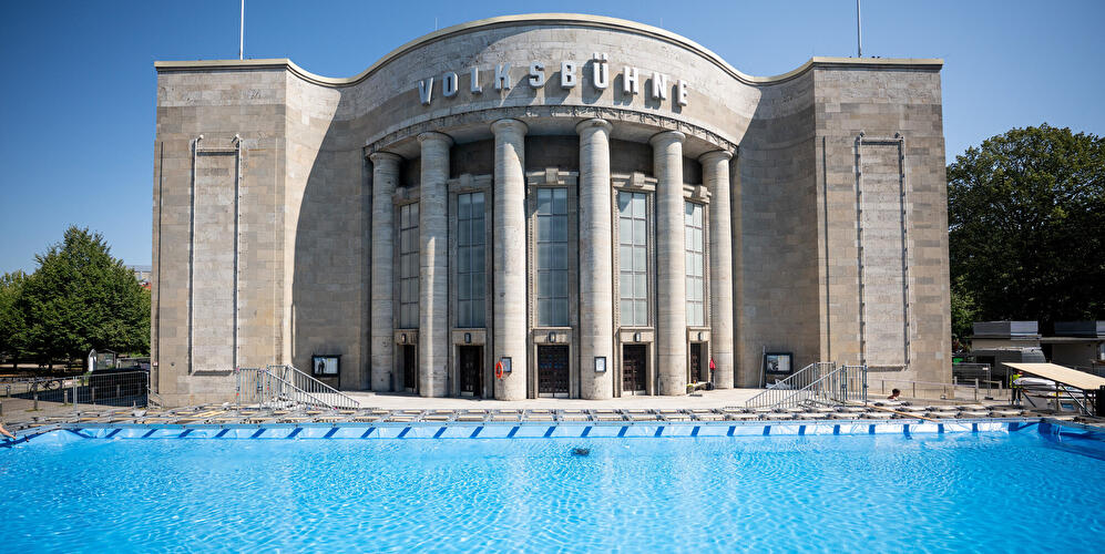 A temporary swimming pool has been set up in front of the Volksbühne.