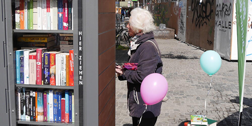 Bücherschrank auf dem Alfred-Scholz-Platz