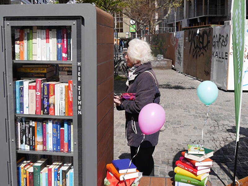 Bücherschrank auf dem Alfred-Scholz-Platz