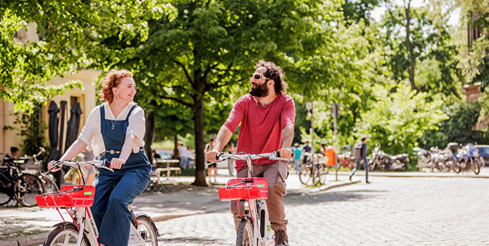 Paar fährt Fahrrad in Berlin
