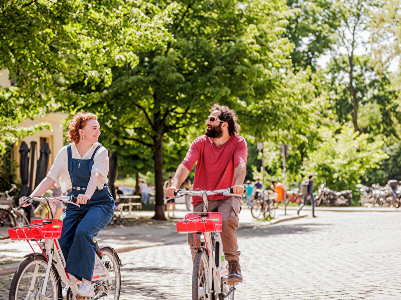 Paar fährt Fahrrad in Berlin