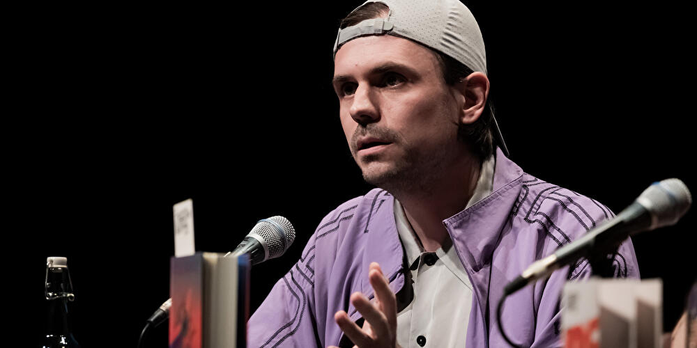 Leif Randt, Schriftsteller, spricht bei einer Lesung im Haus der Berliner Festspiele.