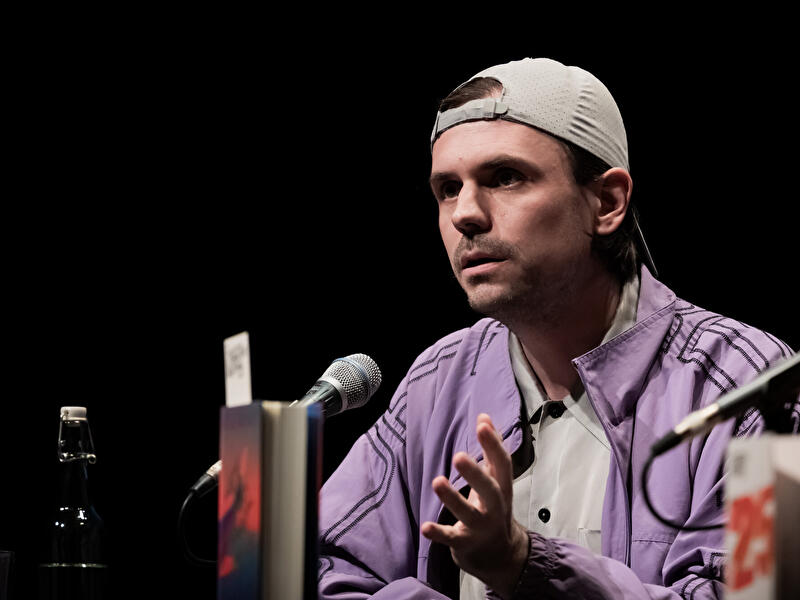 Leif Randt, Schriftsteller, spricht bei einer Lesung im Haus der Berliner Festspiele.