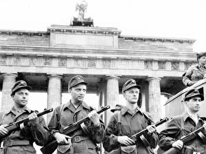 ベルリンの壁建設65周年記念イベント、ブランデンブルク門でアートインスタレーション展開