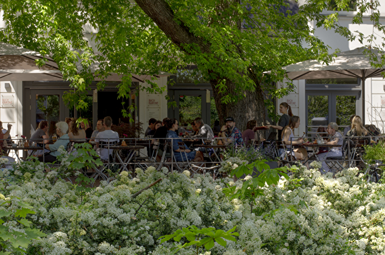 Besucher:innen vor der Buchkantine