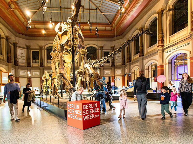 Besucher:innen gehen durch den Eingang des Naturkundemuseums, der als Campus bei der Berlin Science Week dient, bei der Opening Night der Berlin Science Week 2025.