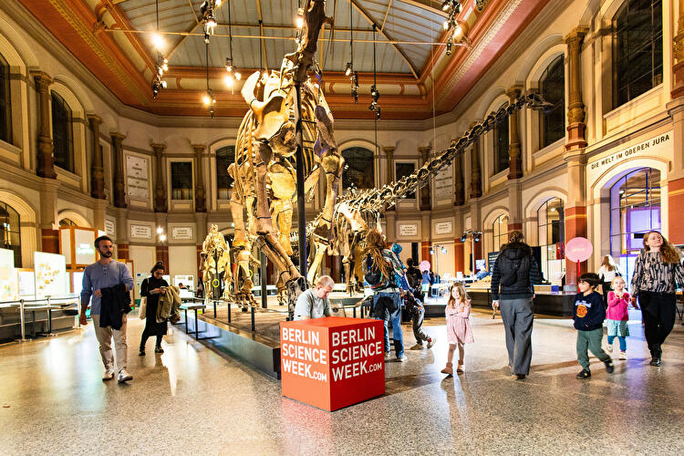 Besucher:innen gehen durch den Eingang des Naturkundemuseums, der als Campus bei der Berlin Science Week dient, bei der Opening Night der Berlin Science Week 2025.