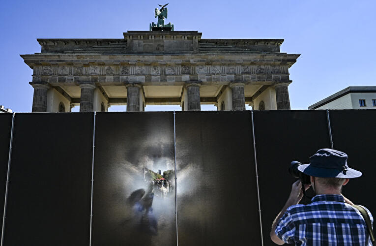 "65 Jahre Mauerbau" am Brandenburger Tor (1)