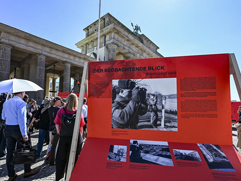 "65 Jahre Mauerbau" am Brandenburger Tor (2)