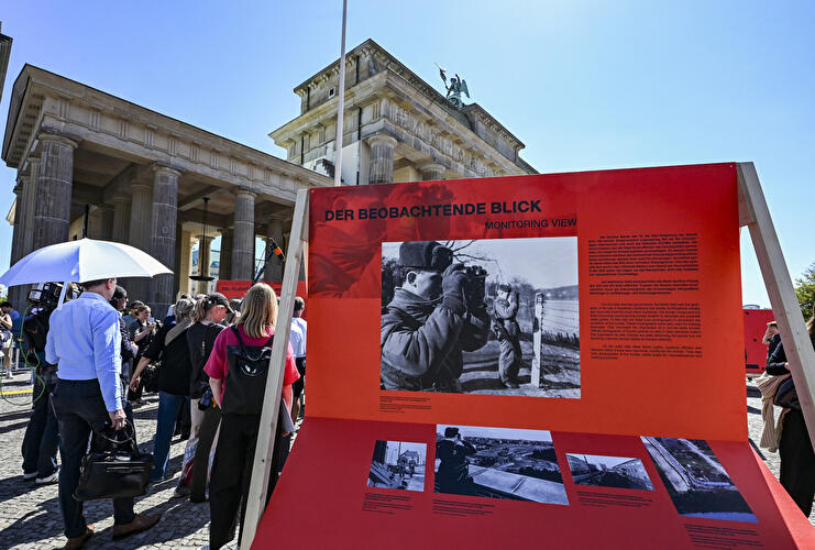 "65 Jahre Mauerbau" am Brandenburger Tor (2)