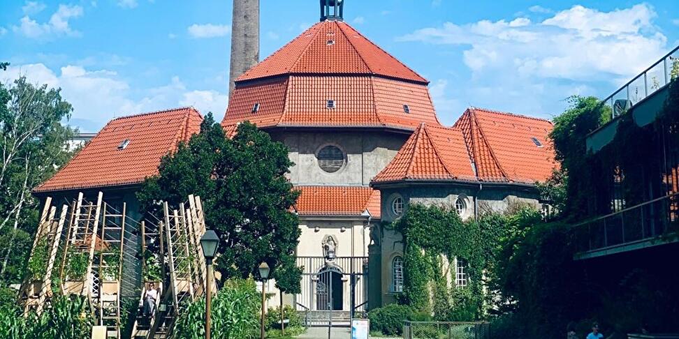 Blick in der Hof des Silent Green Kulturquartiers in Berlin-Wedding. 