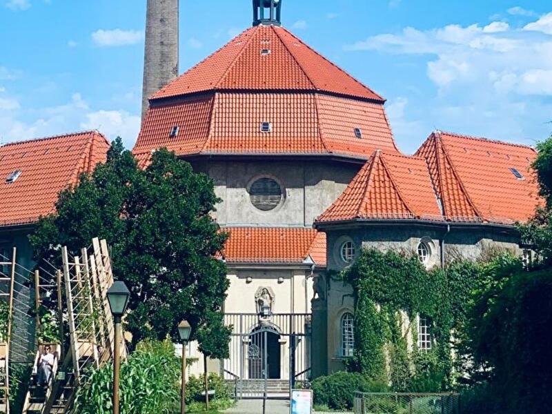 Blick in der Hof des Silent Green Kulturquartiers in Berlin-Wedding. 