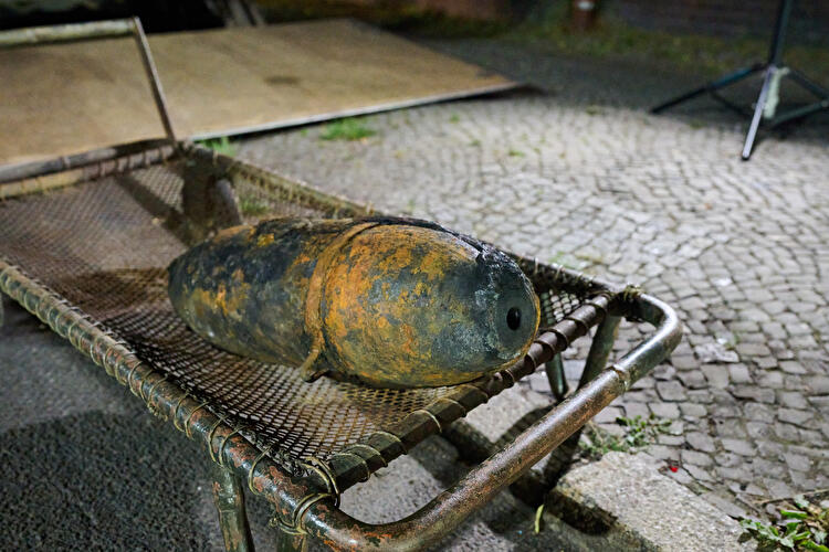 Eine gefundene Fliegerbombe aus dem Zweiten Weltkrieg liegt auf einer Trage im Freien in Berlin-Neukölln.
