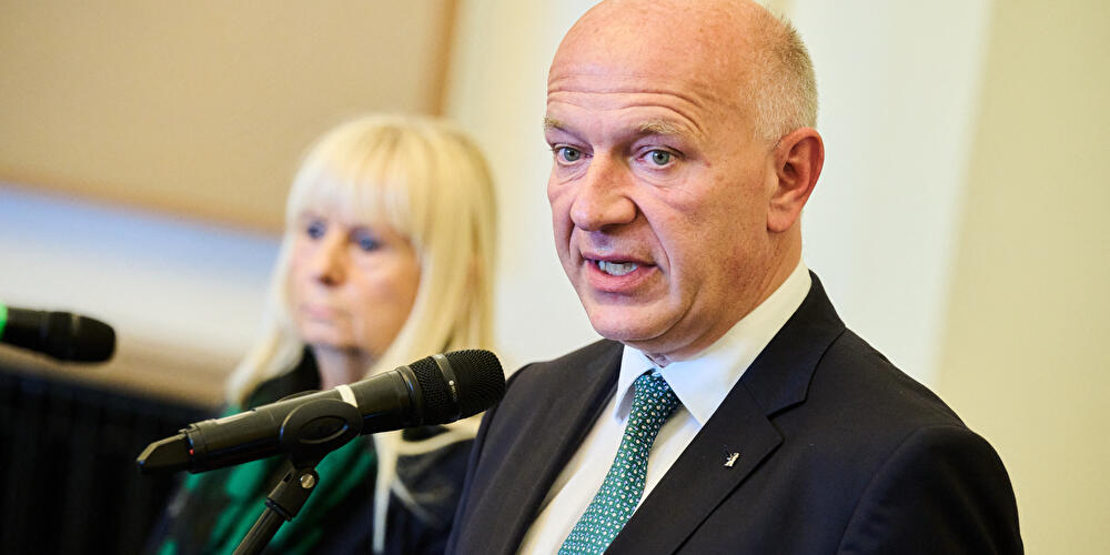 Der Regierende Bürgermeister von Berlin Kai Wegner spricht in ein Mikrofon bei einem Statement zum Hackerangriff, im Hintergrund die Berliner Innensenatorin Iris Spranger.