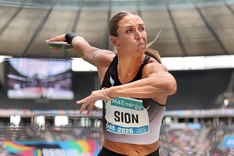 Diskuswerferin Sion beim ISTAF Berlin im Olympiastadion, mitten im Ausholen zum Wurf.