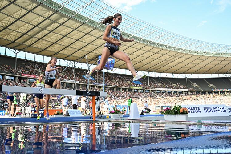 Hindernisläuferin Krause springt beim ISTAF Berlin über den Wassergraben, im Hintergrund weitere Läuferinnen und die Stadionüberdachung.