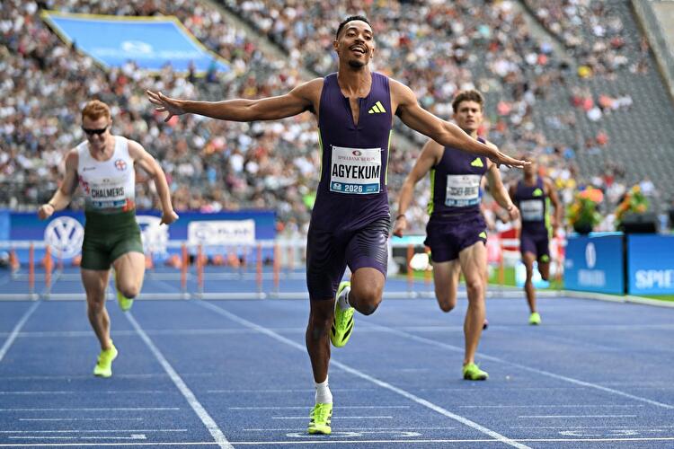 Sprinter Agyekum jubelt mit ausgebreiteten Armen im Ziel eines Hürdenlaufs beim ISTAF Berlin, dahinter weitere Läufer.