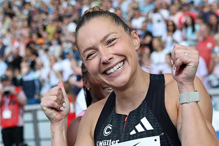 Athletin Gina Lückenkemper ballt jubelnd die Fäuste vor den Zuschauerrängen des Olympiastadions.
