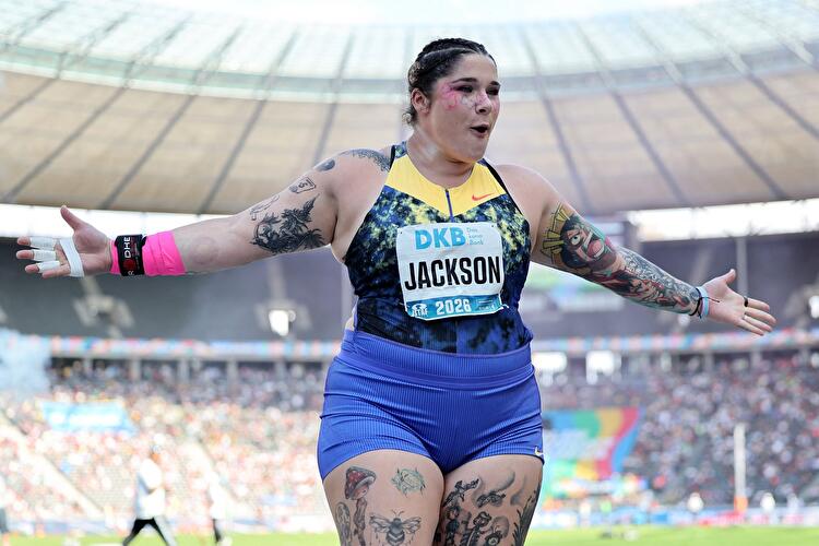 Kugelstoßerin Jackson mit tätowierten Armen jubelt beim ISTAF Berlin im Olympiastadion.