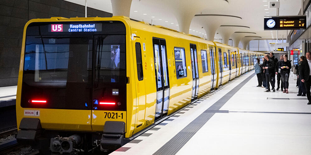 Am Bahnsteig des U-Bahnhofs Rotes Rathaus steht eine U-Bahn der Linie U5.