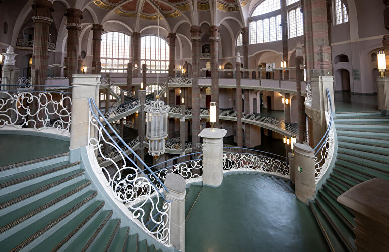 Blick in die Eingangshalle und auf die Treppe im Jugendstil des Amtsgerichtes in Berlin-Mitte.