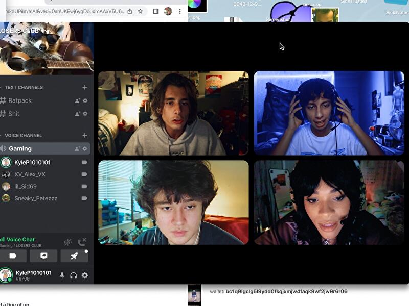 Vier Personen in einer Videokonferenz am Computerbildschirm, daneben eine Chat- und Sprachkanalübersicht.