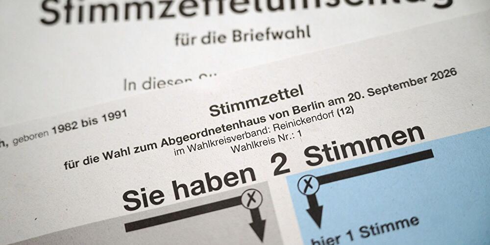 Stimmzettel und Wahlunterlagen für eine Berliner Briefwahl in Nahaufnahme.