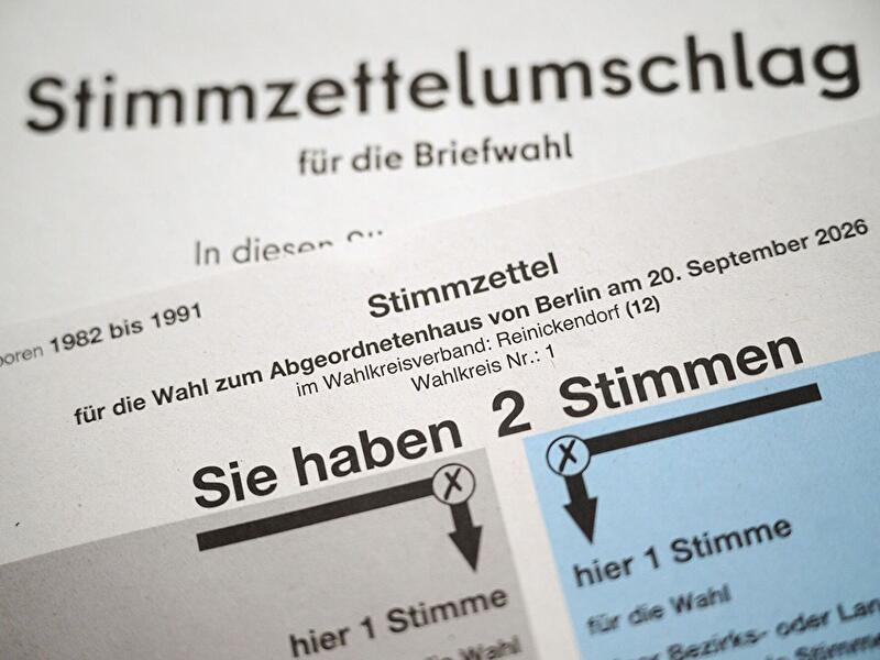 Stimmzettel und Wahlunterlagen für eine Berliner Briefwahl in Nahaufnahme.