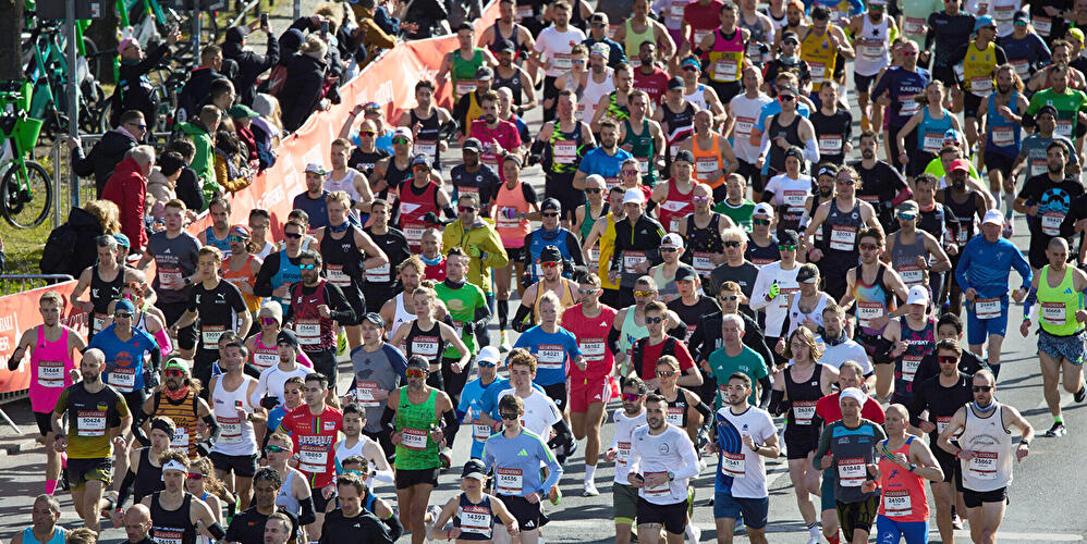 Dichtes Feld von Läuferinnen und Läufern beim Marathon in Berlin.