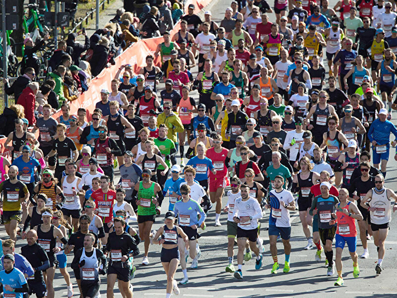 Dichtes Feld von Läuferinnen und Läufern beim Marathon in Berlin.