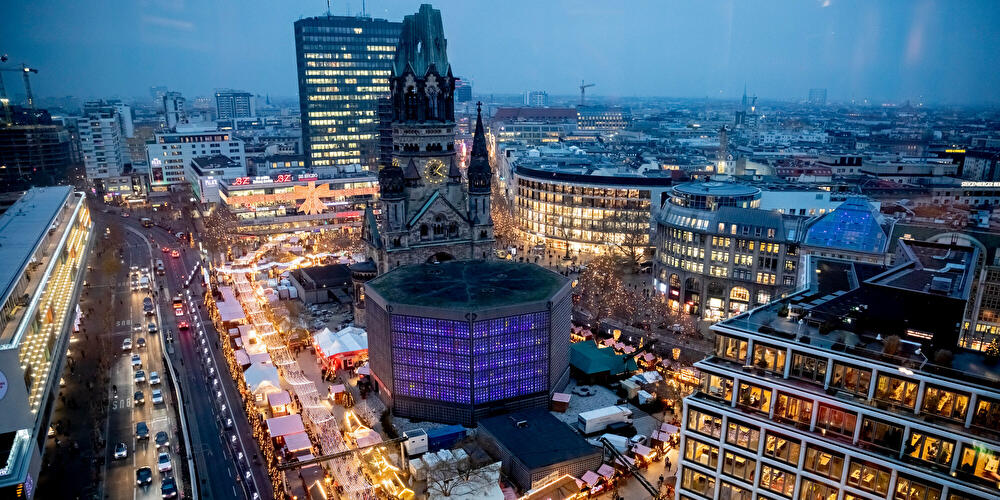 Blick über den beleuchteten Breitscheidplatz mit Kaiser-Wilhelm-Gedächtniskirche in Berlin.