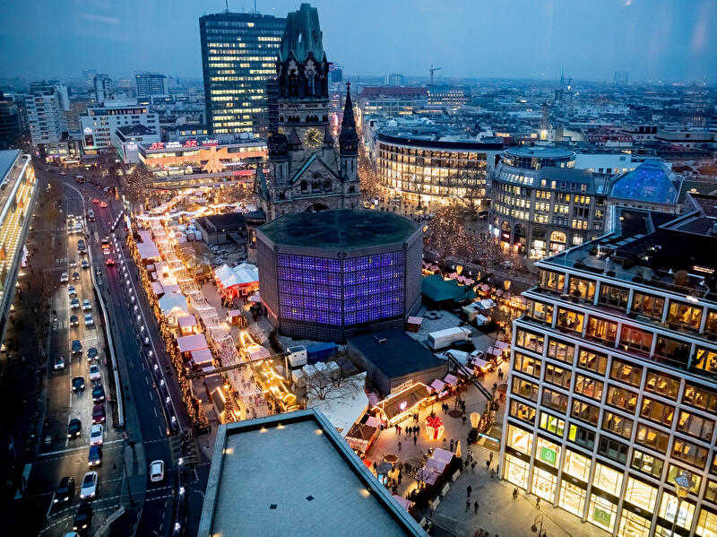 Blick über den beleuchteten Breitscheidplatz mit Kaiser-Wilhelm-Gedächtniskirche in Berlin.
