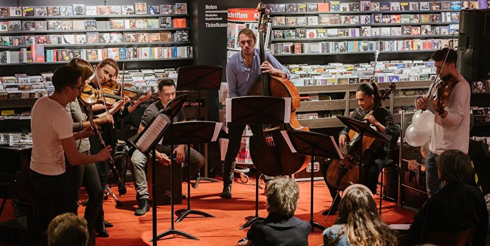 Ensemble der Staatsoper Berlin spielt vor Publikum bei „Sonntag für die Staatsoper“ im Dussmann Berlin.