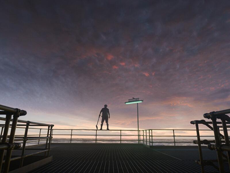 Silhouette einer Person mit Spaten auf einer Plattform vor Meer und farbigem Abendhimmel.