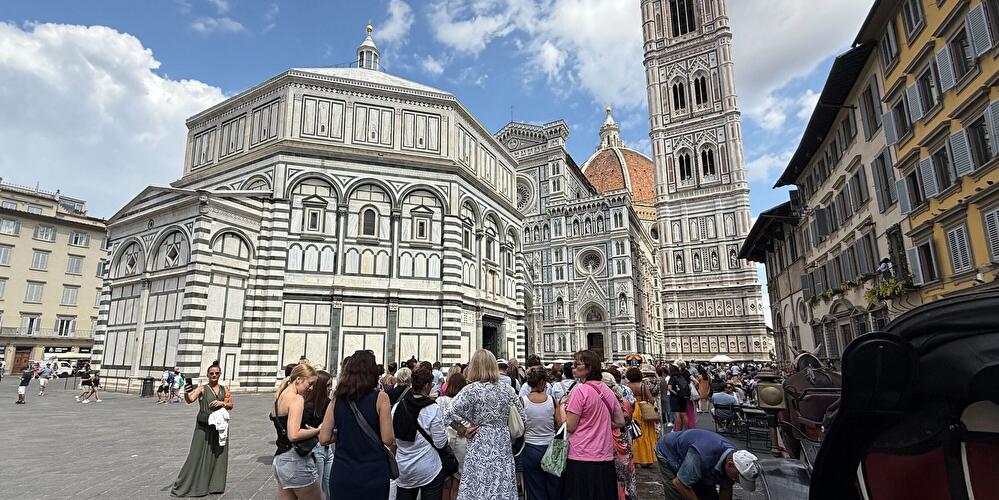 Touristen vor dem Palazzo Vecchio und dem Dom in Florenz 