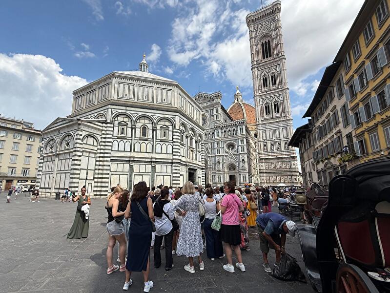 Touristen vor dem Palazzo Vecchio und dem Dom in Florenz 
