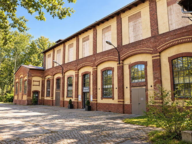 Außenansicht des Museums Kesselhaus Herzberge mit denkmalgeschützter Backsteinfassade und großen Industriefenstern.