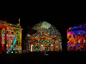 Bunt illuminierte Fassaden am Bebelplatz während einer Lichtprojektion.
