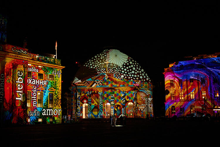 Bunt illuminierte Fassaden am Bebelplatz während einer Lichtprojektion.
