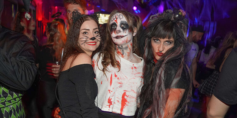 Drei verkleidete Frauen feiern auf einer Halloweenparty in der Kulturbrauerei Berlin.